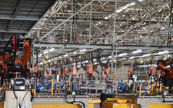 未來|智能工廠是用人還是焊接機器人？